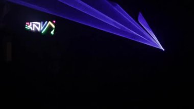 Siyah arkaplan 4k görüntülerinde izole edilmiş renkli neon disko ışığı