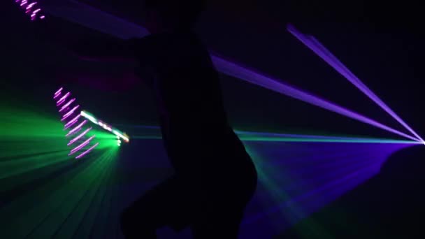 Unerkennbare Person tanzt mit Lichtern. — Stockvideo