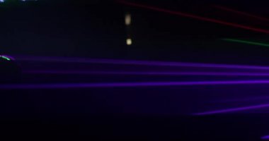 Siyah arkaplan 4k görüntülerinde izole edilmiş renkli neon disko ışığı