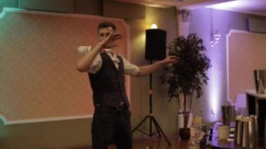 Belarus Minsk 07 08 2019: Modern restoranda gösteri yapan yakışıklı barmen