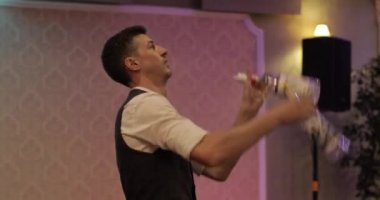 Belarus Minsk 07 08 2019: Modern restoranda gösteri yapan yakışıklı barmen