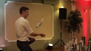 Belarus Minsk 07 08 2019: Modern restoranda gösteri yapan yakışıklı barmen