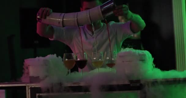 Belarús Minsk 07 08 2019: Cantinero vertiendo cócteles en vasos con hielo seco . — Vídeos de Stock