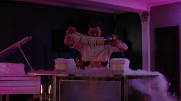 Barkeeper gießt Cocktails in Gläser mit Trockeneis. — Stockvideo