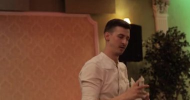 Belarus Minsk 07 08 2019: Modern restoranda gösteri yapan yakışıklı barmen