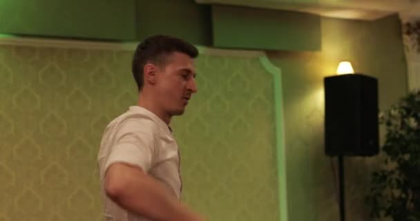 Belarus Minsk 07 08 2019 : Beau barman faisant spectacle dans un restaurant moderne — Video