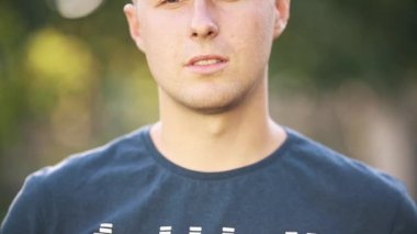 Güzel gülüşü ve kılları olan yeşil bulanık arka planda izole edilmiş gülüşü ve gülüşü olan bir adam portresi.