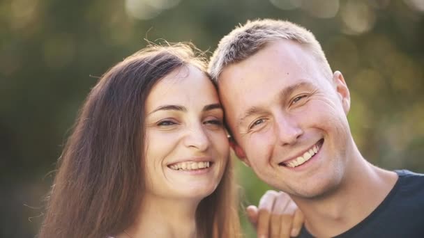 Retrato de dois amantes se alegra juntos isolados em fundo de borrão verde — Vídeo de Stock