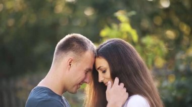 Romantik çift yüz yüze konuşuyor..