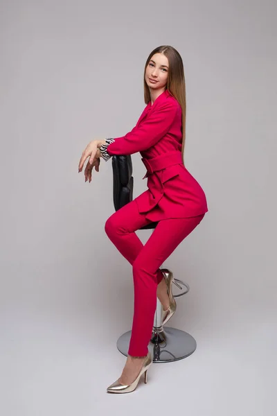 Impresionante mujer morena en chaqueta de color rojo brillante . — Foto de Stock