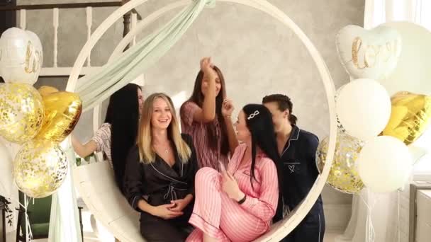 Cinco meninas bonitas jovens se alegra juntos — Vídeo de Stock