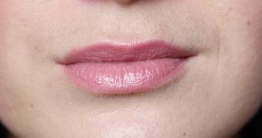 Kadınların dudakları öpüşüyor..