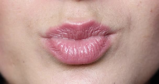 Жінки губи цілуються крупним планом . — стокове відео