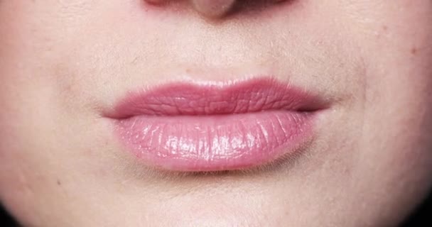 Femmes lèvres baisers en gros plan . — Video