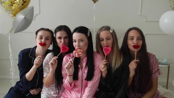 Cinque ragazze in pigiama con lecca-lecca . — Video Stock