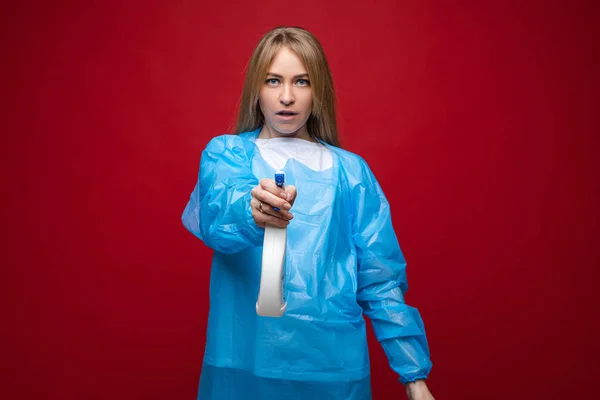 Mujer rociando desinfectante a cámara. Detener virus concepto . —  Fotos de Stock