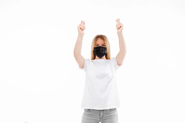 Jonge vrouw in masker met witte banner. — Stockfoto