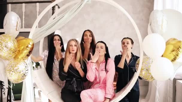 Grupp leende söta flickor skrattar och ler i pyjamas — Stockvideo