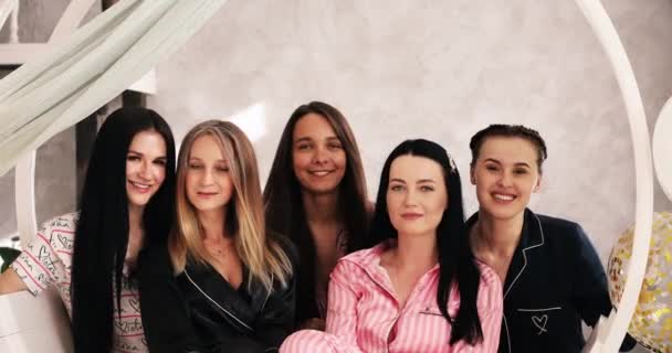 Csinos fiatal barátnők pizsamában küldenek légpuszit.. — Stock videók