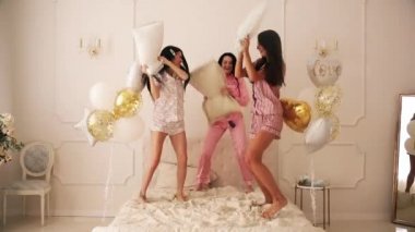 Uzun siyah saçlı üç arkadaş gülümsüyor ve birlikte seviniyor.