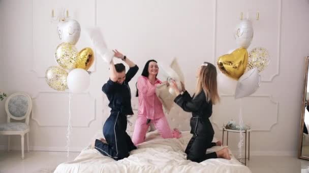 Tres novias teniendo una batalla de almohadas . — Vídeo de stock