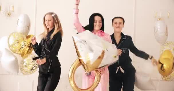 Boldog gyönyörű legjobb barátnők szórakozás az ágyban — Stock videók