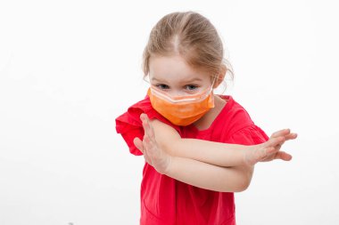 Küçük kız korumak için maske takıyor.