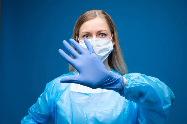 Доктор у медичній сукні, що показує жест зупинки руки — стокове фото