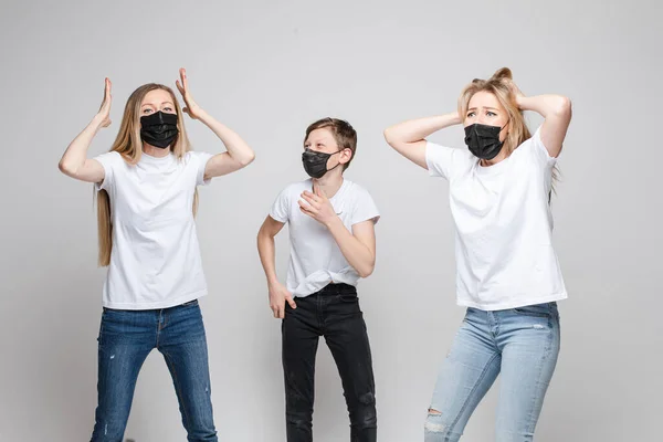 Twee vrouwen en een jongen met maskers zijn in paniek.. — Stockfoto