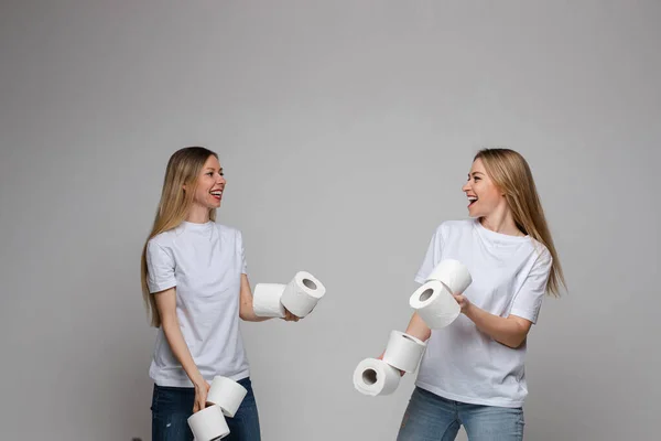 Sonrientes mujeres alegres jugando con papel higiénico . — Foto de Stock