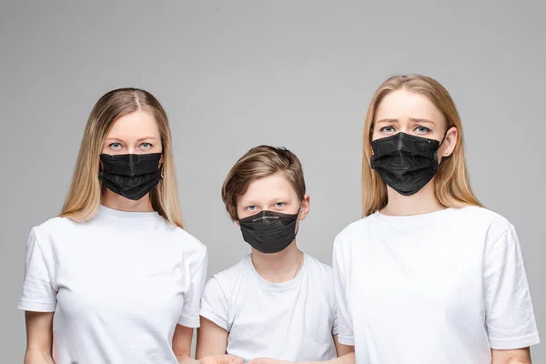 Drie mensen met zwarte antibacteriële maskers. Concept voor de bescherming van het coronavirus. — Stockfoto