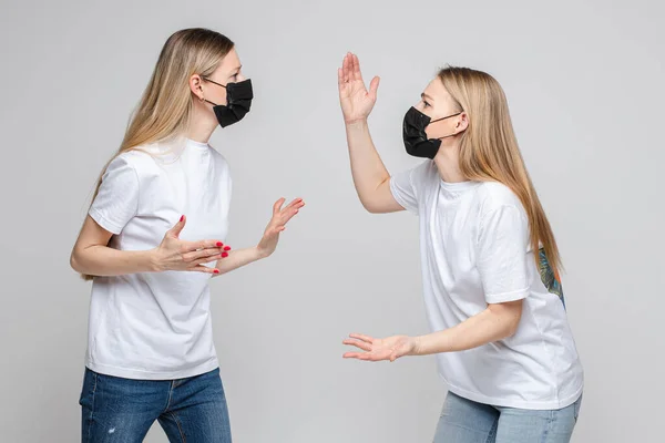 Bang voor vrouwen met maskers die ruzie maken. Concept voor de bescherming van het coronavirus. — Stockfoto