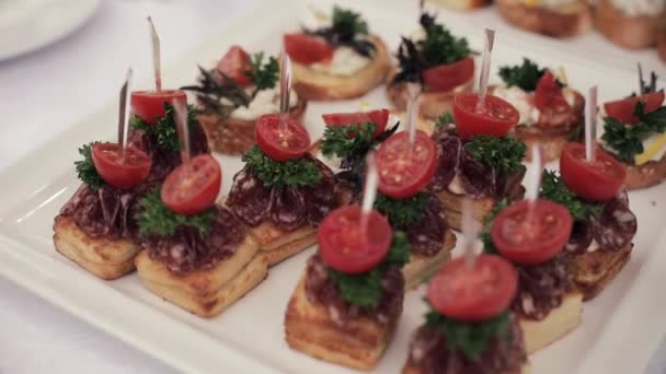 Vrouw serveert eten op tafel. — Stockvideo