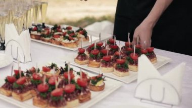 Masada yemek servisi yapan kadın..