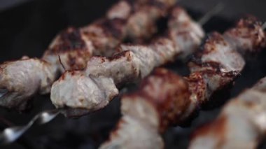 Şişe üzerindeki lezzetli kebap 'a odaklan.