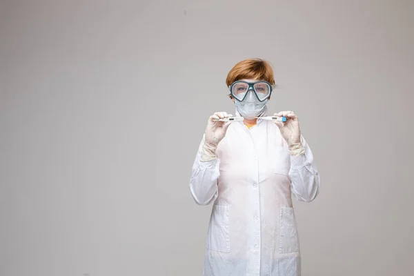 Жінка-лікар в білому медичному пальто в студії — стокове фото