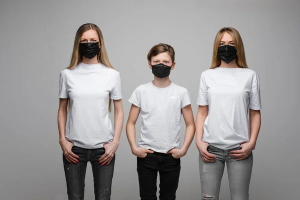 Mensen met een chirurgisch masker om virus te voorkomen in de studio — Stockfoto