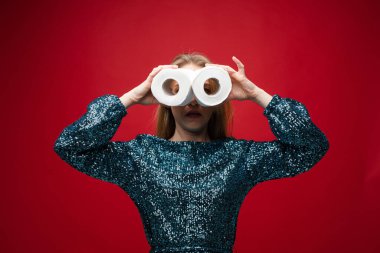 Tuvalet kağıdı ruloları olan güzel bir kadın.