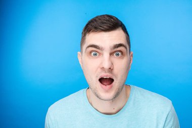 Genç adamın stüdyoda poz vermesine şaşırdım.