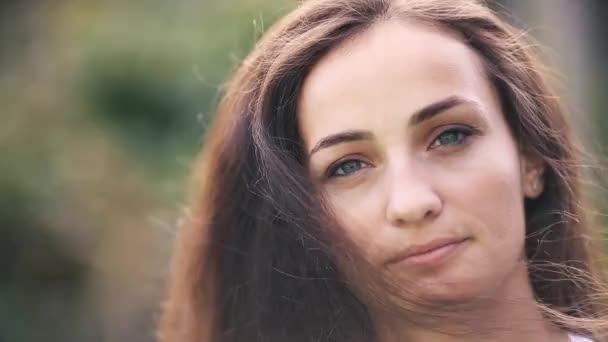 Gyönyörű kaukázusi nő mosolyogva kamera. — Stock videók