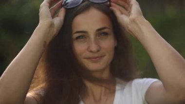 Kameraya gülümseyen güzel beyaz kadın.