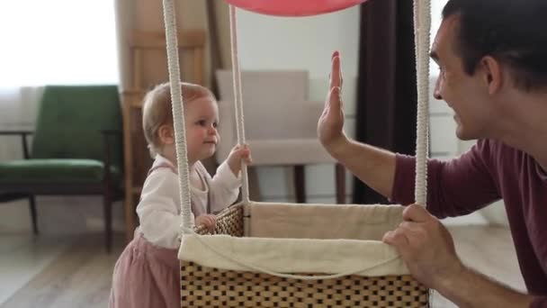 Far och dotter ger high five. — Stockvideo