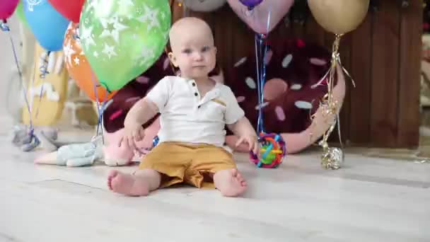 Happy young family celebrating birthday party with cake — Stockvideo
