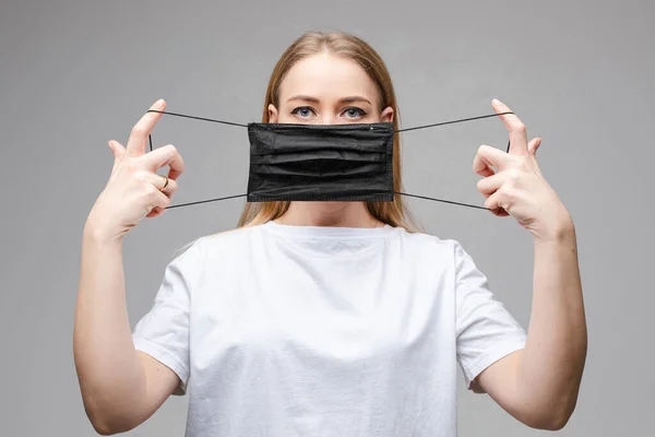 Dame met chirurgisch masker voor virus in studio — Stockfoto