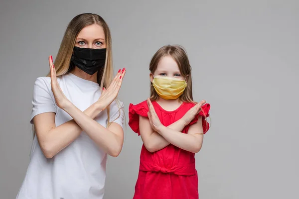 Dame en kind dragen maskers ter bescherming — Stockfoto