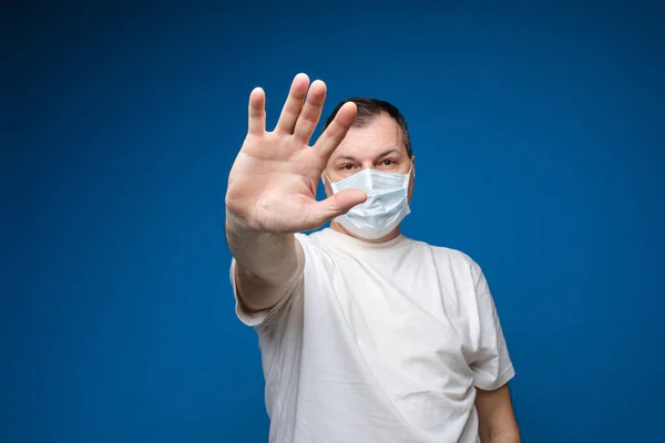 Спокійний чоловік медик в захисній масці для обличчя в студії — стокове фото