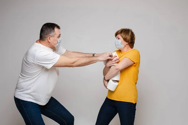 Un couple amoureux s'étreint ensemble et se tient dans des masques médicaux, portrait isolé sur fond blanc — Photo