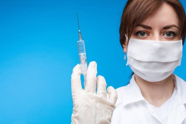 Şırıngada aşı olan bir doktor. Stok fotoğrafı