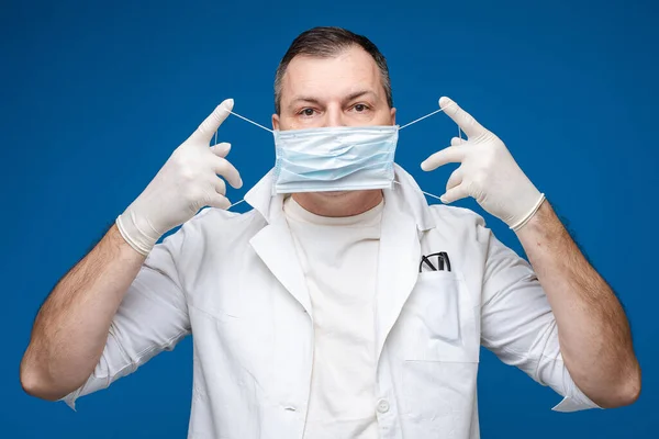 Лікар одягає асептичну маску . — стокове фото