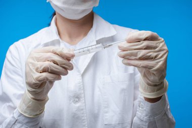 Şırıngada aşı olan bir doktor. Stok fotoğrafı